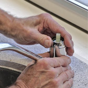 Håndvask drypper: Skru delene fra hinanden Håndvask drypper: Skru delene fra hinanden